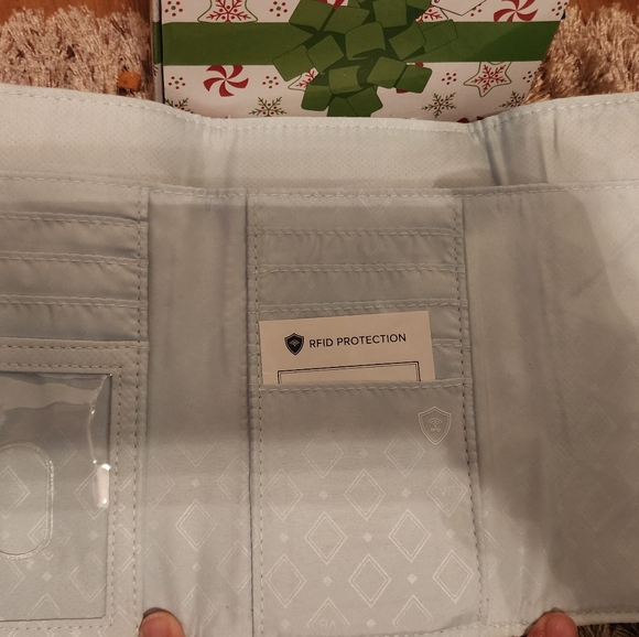 NWT VERA BRADLEY RFID WRISTLET IN FAR OUT FLORAL - Picture 6 of 6